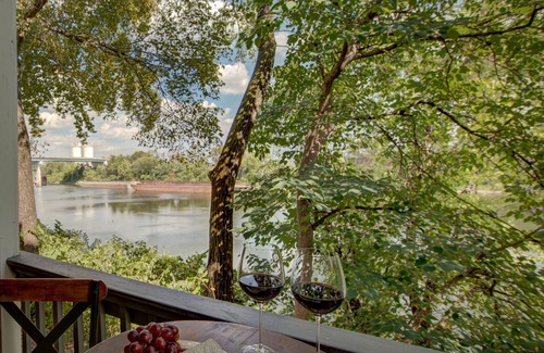 North Capitol Condo | Walking Distance to Broadway! Fully Renovated Condo on the River, Free Parking