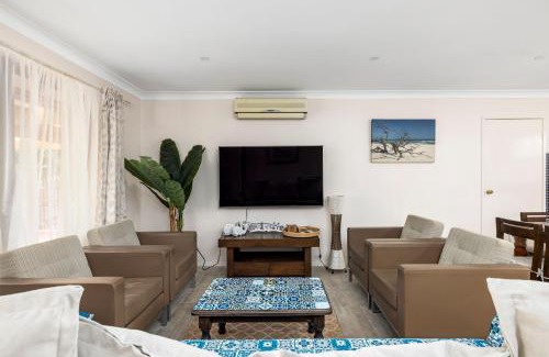Anna Bay House | Walking Distance to Birubi Beach