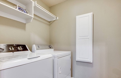 Southwest Arlington House | Walking Distance To Everything! *Fenced Yard*Pool*