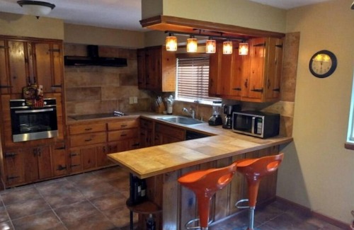 Whitehaven House | Walking Distance To Elvis Presley Mansion !