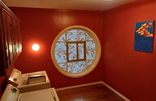 Whitehaven House | Walking Distance To Elvis Presley Mansion !