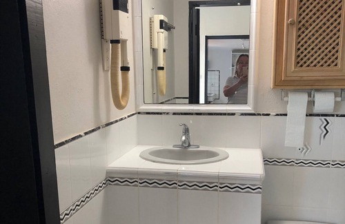 Mullins Cottage | Walking distance to Gibbs Beach!!