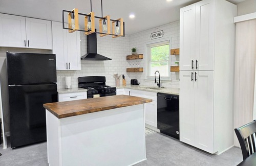 Mableton House | Walking distance to Mableton Amphitheatre! Family sized home with game room!