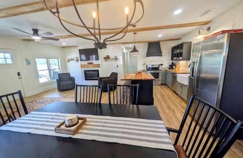 Dahlonega House | Walking Distance to the square