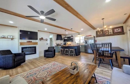 Dahlonega House | Walking Distance to the square
