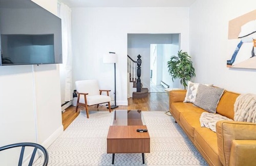 West Side Apartment | Walking Distance to Lincoln Park! Easy to NYC!