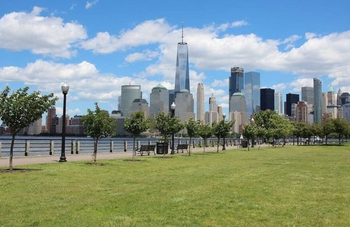 West Side Apartment | Walking Distance to Lincoln Park! Easy to NYC!