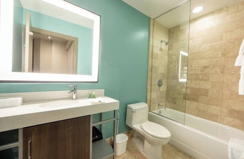 Central Business District Resort | Walking distance to Superbowl! 1-BR resort w/pool & fitness room, downtown N.O.