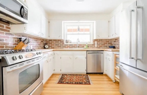Woodinville House | Walking distance to wineries, venues, restaurants and more!