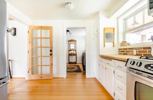 Woodinville House | Walking distance to wineries, venues, restaurants and more!