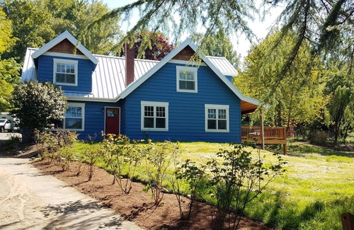 Woodinville House | Walking distance to wineries, venues, restaurants and more!