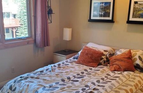 Mammoth Lakes Villa | Walking distance to the Village - Lakeview #9