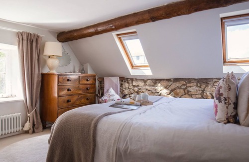 Nailsworth Cottage | Walkley Wood Cottage - sleeps 4 guests in 2 bedrooms