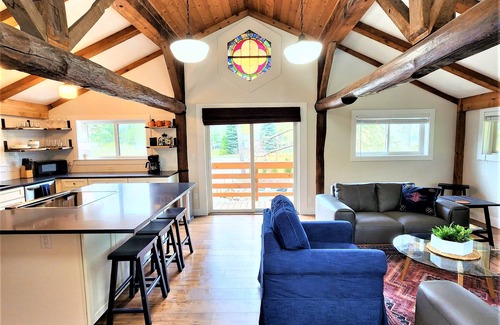 Traverse City Ski Chalet | WalkToBeach|HotTub|Fireplace|AuthenticallyNorthern