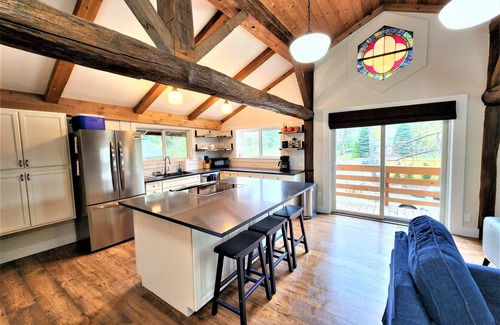 Traverse City Ski Chalet | WalkToBeach|HotTub|Fireplace|AuthenticallyNorthern