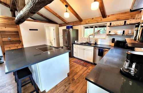 Traverse City Ski Chalet | WalkToBeach|HotTub|Fireplace|AuthenticallyNorthern