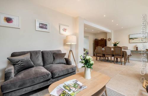 Burford House | Wall Cottage