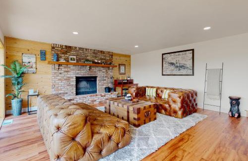 Groveland House | Walling Mountain Retreat