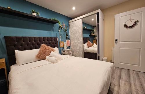 Tower Hamlets House | Wallwood Rooms