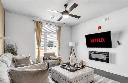 Rogers Apartment | Walmart Amp|King|Pool|Fitness|Yoga|Game Room