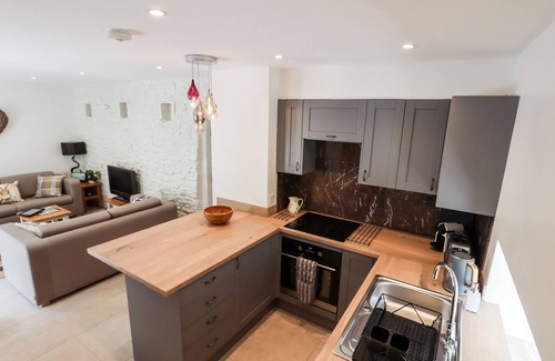 Ambergate Cottage | WALNUT BARN, family friendly, character holiday cottage in Ambergate