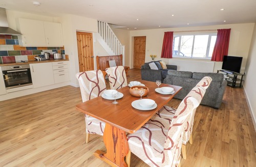 Ardens Grafton Cottage | WALNUT COTTAGE, family friendly, with a garden in Welford-On-Avon