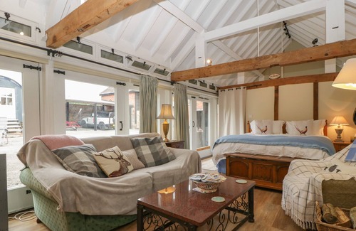 Old Gore Cottage | WALNUT COTTAGE, romantic, character holiday cottage in Ross-On-Wye