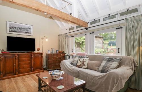 Old Gore Cottage | WALNUT COTTAGE, romantic, character holiday cottage in Ross-On-Wye