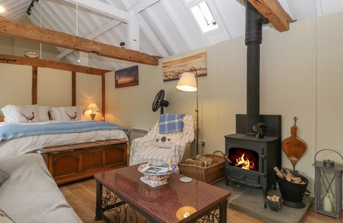 Old Gore Cottage | WALNUT COTTAGE, romantic, character holiday cottage in Ross-On-Wye