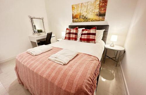 Kidlington Apartment | Walnut Flats-F2, 3-Bedroom with Garden & Patio - AC, Parking, Netflix, WIFI - Close to Oxford, Bicester & Blenheim Palace