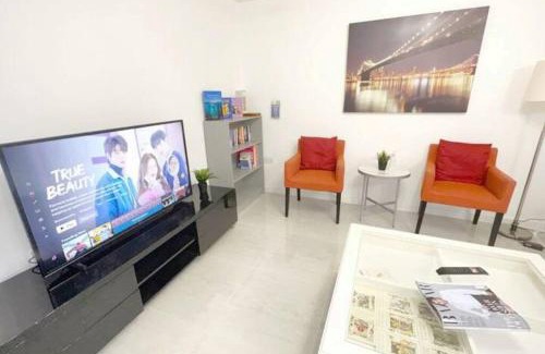 Kidlington Apartment | Walnut Flats-F2, 3-Bedroom with Garden & Patio - AC, Parking, Netflix, WIFI - Close to Oxford, Bicester & Blenheim Palace