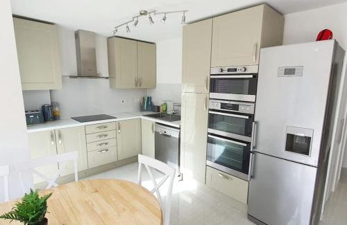 Kidlington Apartment | Walnut Flats-F2, 3-Bedroom with Garden & Patio - AC, Parking, Netflix, WIFI - Close to Oxford, Bicester & Blenheim Palace