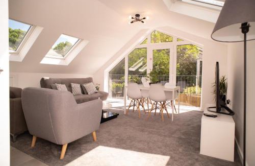Kidlington Apartment | Walnut Flats-F3, 1-Bedroom with Stunning Garden View, AC, Parking, Netflix, WIFI - Close to Oxford, Bicester & Blenheim Palace
