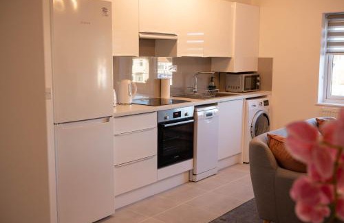 Kidlington Apartment | Walnut Flats-F4, 2-Bedroom with Ensuite - Parking, Netflix, WIFI - Close to Oxford, Bicester & Blenheim Palace