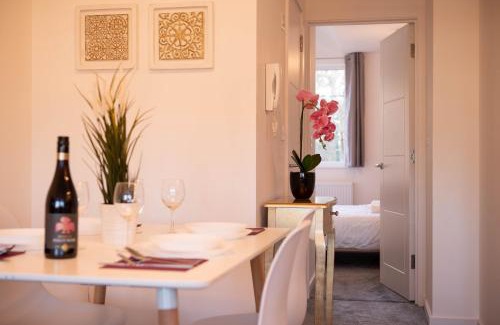 Kidlington Apartment | Walnut Flats-F4, 2-Bedroom with Ensuite - Parking, Netflix, WIFI - Close to Oxford, Bicester & Blenheim Palace