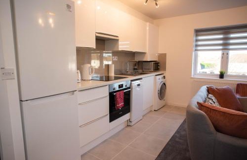 Kidlington Apartment | Walnut Flats-F4, 2-Bedroom with Ensuite - Parking, Netflix, WIFI - Close to Oxford, Bicester & Blenheim Palace