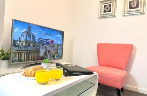 Kidlington Apartment | Walnut Flats-F5, Stylish 1-Bedroom - Parking, Netflix, WIFI - Close to Oxford, Bicester & Blenheim Palace