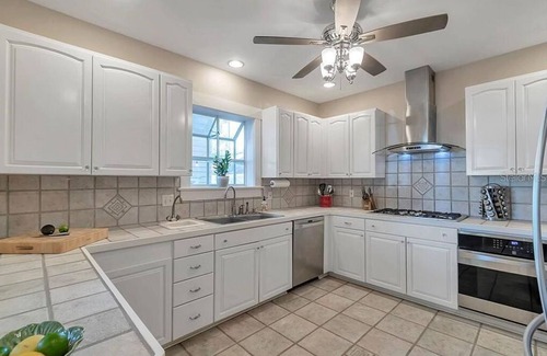 Historic Old Northeast Bed & Breakfast | Walnut Room at ONE Inn, Comfy, Steps to Downtown St. Pete: Ideal for all guests!
