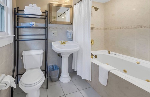 Historic Old Northeast Bed & Breakfast | Walnut Room at ONE Inn, Comfy, Steps to Downtown St. Pete: Ideal for all guests!