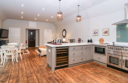 Langport Cottage | WALNUT TREE COTTAGE, romantic, character holiday cottage in Langport