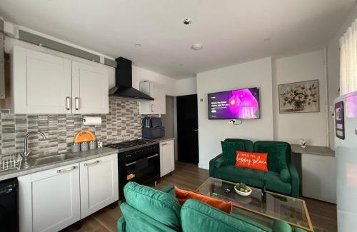 Walsall House | Walsall 3 Bedrooms WiFi & gated Car park 7Sleeps 70 Windsor