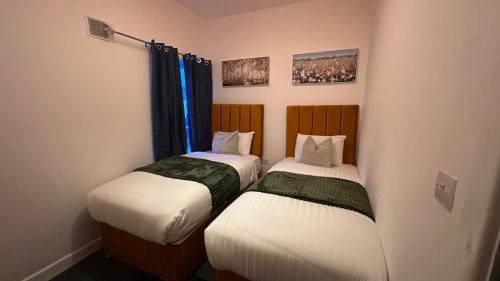 Walsall House | Walsall 3 Bedrooms WiFi & gated Car park 7Sleeps 70 Windsor