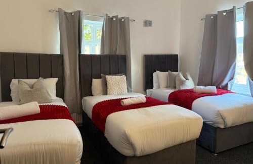 Walsall House | Walsall 3 Bedrooms WiFi & gated Car park 7Sleeps 70 Windsor