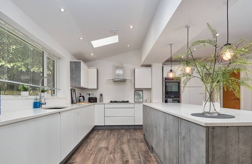 Walsall Apartment | Walsall Spacious 4-bed Haven with large parking & garden, near M6 & city centre