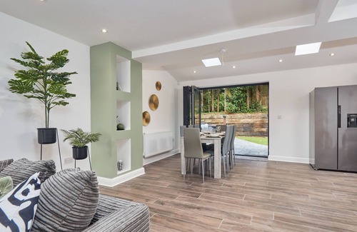 Walsall Apartment | Walsall Spacious 4-bed Haven with large parking & garden, near M6 & city centre