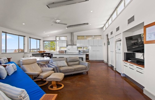 Lake Wangary House | Walshy's Shack is a Sensational Holiday Home overlooking the Town Jetty