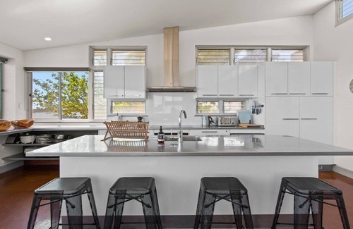 Lake Wangary House | Walshy's Shack is a Sensational Holiday Home overlooking the Town Jetty