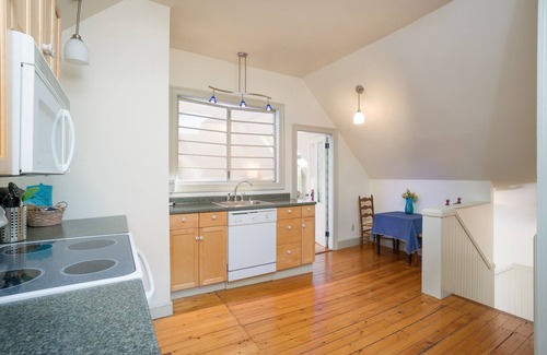 College Hill Apartment | Walter S. Budlong Apartment - Sunny, Large, Sleeps 4. Close to Brown and RISD