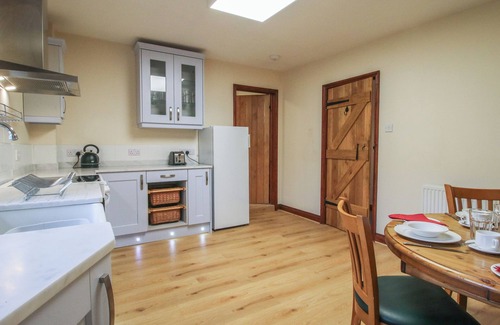 Craven Arms Cottage | WALTON MAISONETTE, family friendly, with pool in Ludlow
