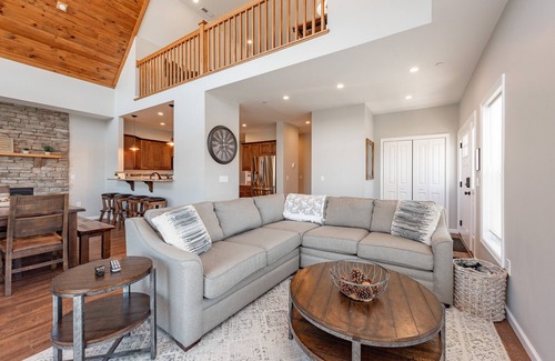 McHenry House | Wanderlust: Lake Area, Ski Area, Dogs Welcome, Hot Tub, Fire Pit, Fireplace!